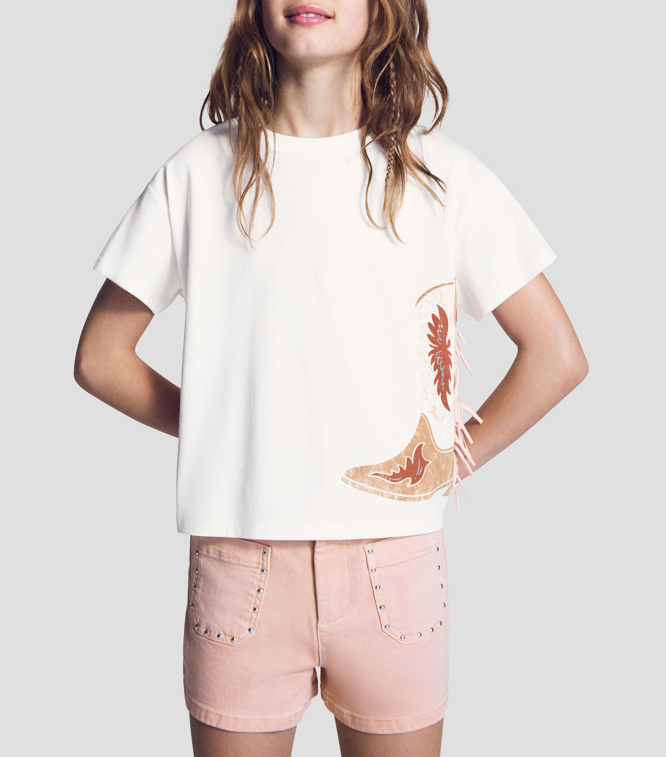 Playera cuello redondo manga corta lisa con detalle decorativo Niña